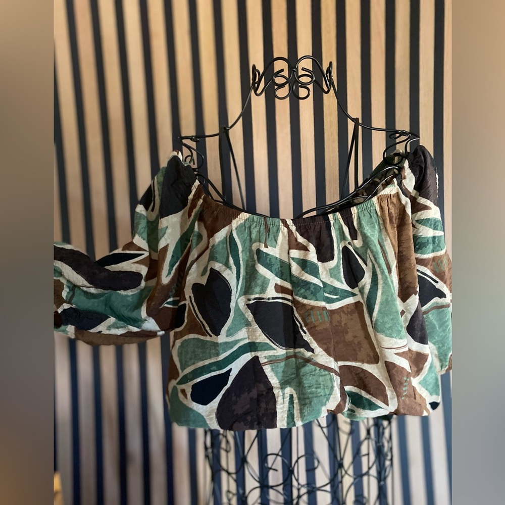 Reitmans Off-Shoulder Abstract Print Crop Top in Green and Brown